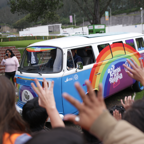 Volkswagen Ecuador remodeló la “Kombi de la Alegría” de la Fundación Cecilia Rivadeneira